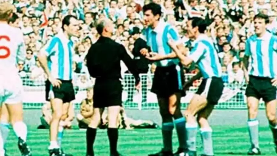 El momento de la expulsión de Rattín en el Mundial de 1996