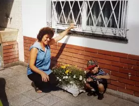 Nico Occhiato cuando era ni�o acompa�ado por su abuela Conce