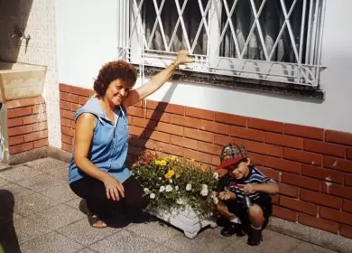 Nico Occhiato cuando era ni�o acompa�ado por su abuela Conce