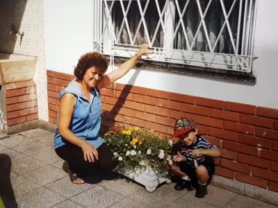 Nico Occhiato cuando era ni�o acompa�ado por su abuela Conce