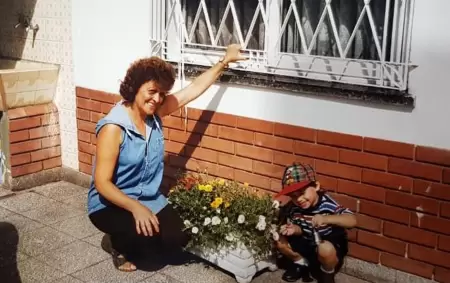 Nico Occhiato cuando era ni�o acompa�ado por su abuela Conce