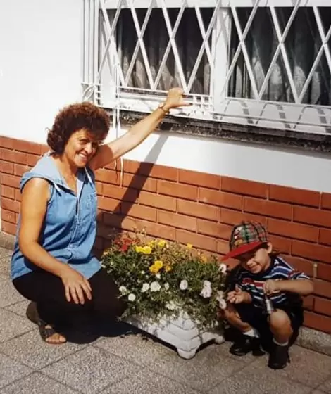 Nico Occhiato cuando era ni�o acompa�ado por su abuela Conce