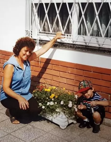 Nico Occhiato cuando era ni�o acompa�ado por su abuela Conce