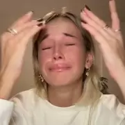 Zoe Bogach estalló tras su salida del streaming de Gran Hermano: fue al canal, no la dejaron entrar y terminó llorando en un vivo