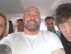 Diego Spagnuolo junto a Karina y Javier Milei