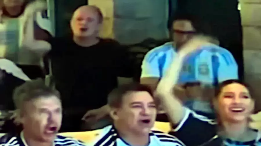 Martín Insaurralde y Juan Nápoli, juntos viendo a la Selección Argentina