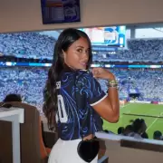 Por qué Antonela Roccuzzo canta contra Inglaterra y la mamá de Alexis Mac Allister prefiere quedarse sentada