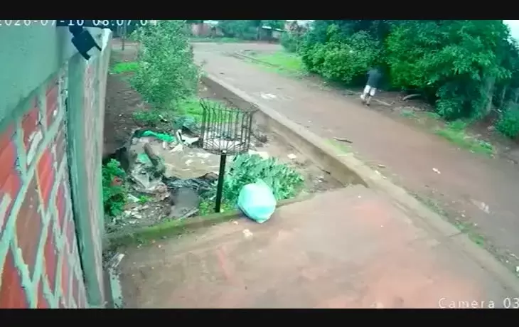 Capturas del video donde se ve al agresor llevarse a la nena de 7 años