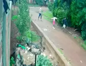 Capturas del video donde se ve al agresor llevarse a la nena de 7 a�os