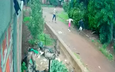 Capturas del video donde se ve al agresor llevarse a la nena de 7 a�os