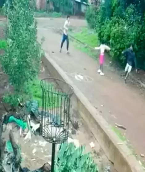 Capturas del video donde se ve al agresor llevarse a la nena de 7 a�os