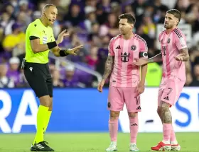 El �rbitro de la MLS Ismail Elfath junto a Lionel Messi y Rodrigo de Paul.