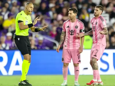 El �rbitro de la MLS Ismail Elfath junto a Lionel Messi y Rodrigo de Paul.