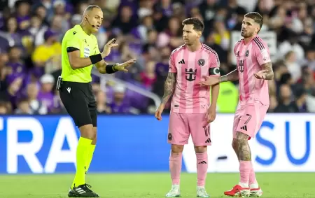 El �rbitro de la MLS Ismail Elfath junto a Lionel Messi y Rodrigo de Paul.