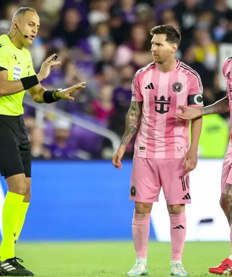 El �rbitro de la MLS Ismail Elfath junto a Lionel Messi y Rodrigo de Paul.
