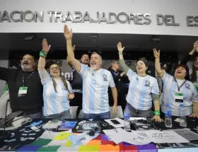Rodolfo Aguiar y los representantes de la Asociaci�n de Trabajadores del Estado (ATE) con sus camisetas de la Selecci�n argentina de f�tbol.