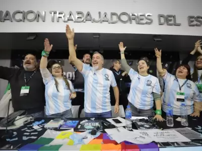 Rodolfo Aguiar y los representantes de la Asociaci�n de Trabajadores del Estado (ATE) con sus camisetas de la Selecci�n argentina de f�tbol.