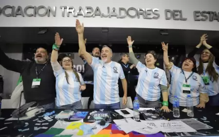 Rodolfo Aguiar y los representantes de la Asociaci�n de Trabajadores del Estado (ATE) con sus camisetas de la Selecci�n argentina de f�tbol.