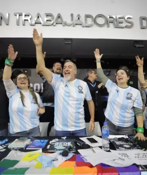 Rodolfo Aguiar y los representantes de la Asociaci�n de Trabajadores del Estado (ATE) con sus camisetas de la Selecci�n argentina de f�tbol.