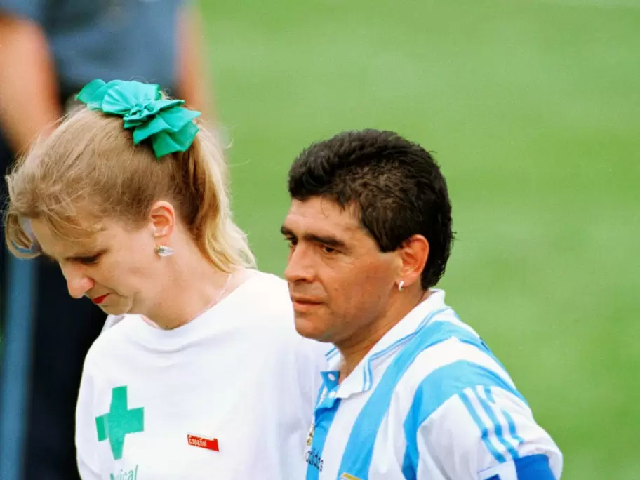 Diego Armando Maradona sale de su último partido en mundiales en Estados Unidos 1994 de la mano de la enfermera Sue Ellen Carpenter.