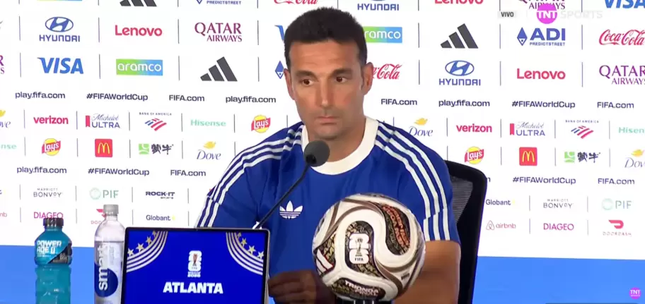Scaloni en plana conferencia de prensa