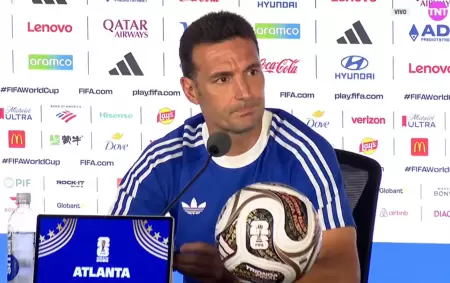 Scaloni en plana conferencia de prensa