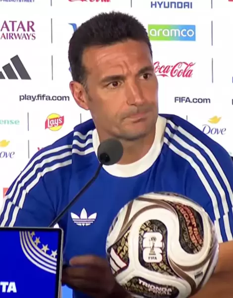 Scaloni en plana conferencia de prensa