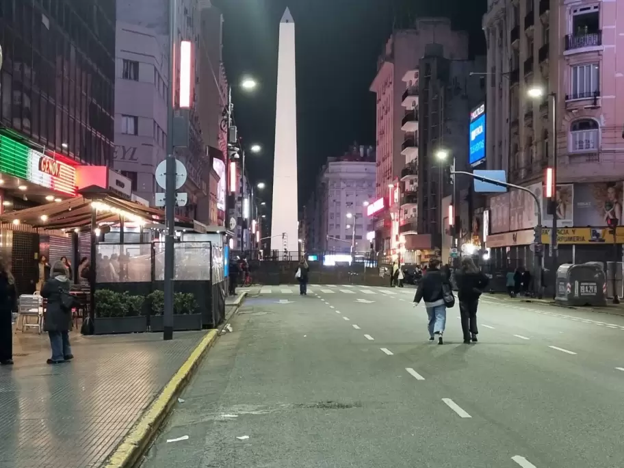 Desde la madrugada permanece vallado el obelisco