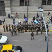 En la previa del Argentina-Inglaterra, reprimieron a jubilados y ex combatientes de Malvinas frente al Congreso