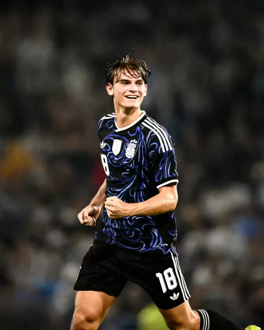 Nicolás Paz con la camiseta de Argentina