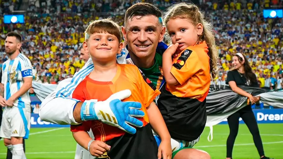 Los hijos del Dibu Mart�nez son ingleses