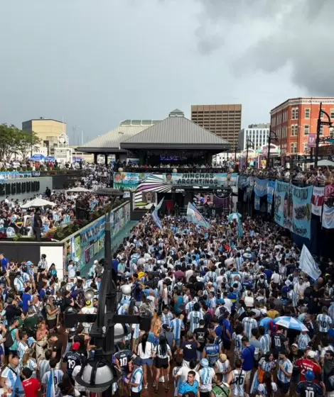 El banderazo de las y los hinchas argentinos en Atlanta, Estados Unidos, en la previa del duelo frente a Inglaterra.