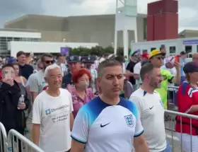 Hinchas ingleses y argentinos ingresan al Mercedes-Benz Stadium