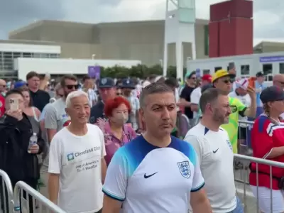Hinchas ingleses y argentinos ingresan al Mercedes-Benz Stadium