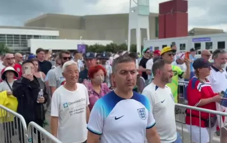 Hinchas ingleses y argentinos ingresan al Mercedes-Benz Stadium