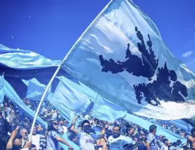 Banderas de Malvinas en las hinchadas argentinas
