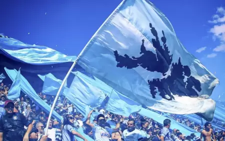 Banderas de Malvinas en las hinchadas argentinas