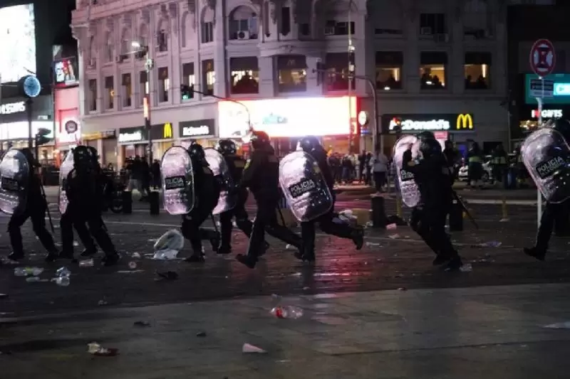 La Policía de la Ciudad reprimió a quienes fueron a festejar tras la victoria argentina sobre Suiza.