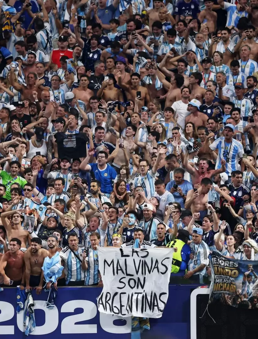 La bandera estaba en la tribuna