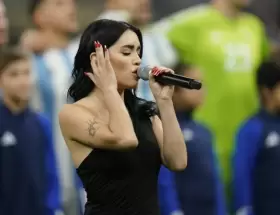 Lali Esp�sito el 18 de diciembre de 2022 cuando cant� el himno argentino en la Final del mundo de Qatar, en el Estadio Lusail.