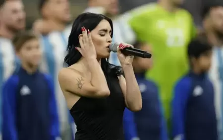 Lali Esp�sito el 18 de diciembre de 2022 cuando cant� el himno argentino en la Final del mundo de Qatar, en el Estadio Lusail.