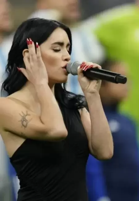 Lali Esp�sito el 18 de diciembre de 2022 cuando cant� el himno argentino en la Final del mundo de Qatar, en el Estadio Lusail.