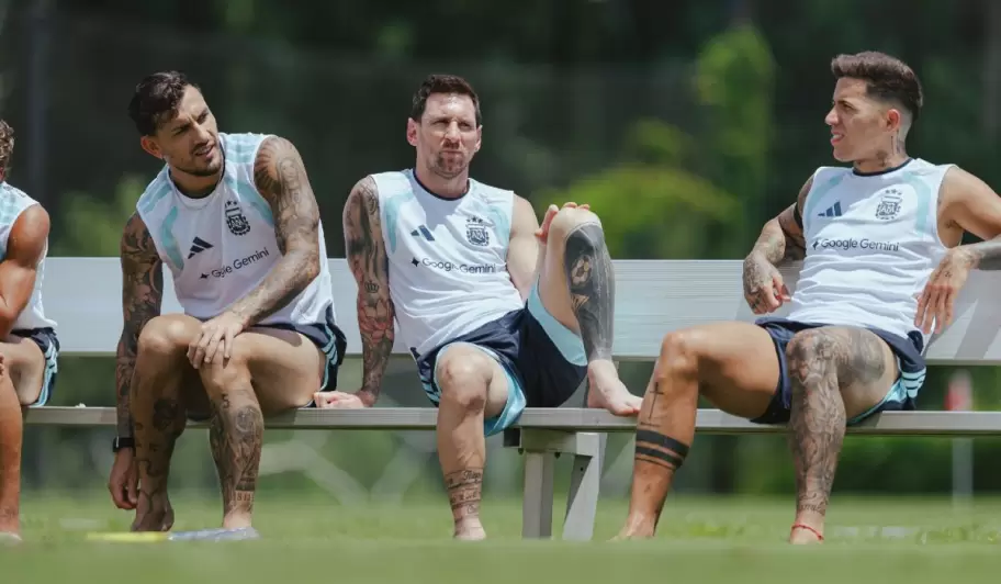 Leandro Paredes, Lionel Messi y Enzo Fernández, relajados tras la victoria de Argentina contra Inglaterra.