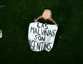 La bandera de "Las Malvinas son Argentinas" en manos de Giovanni Lo Celso.