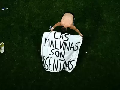 La bandera de "Las Malvinas son Argentinas" en manos de Giovanni Lo Celso.