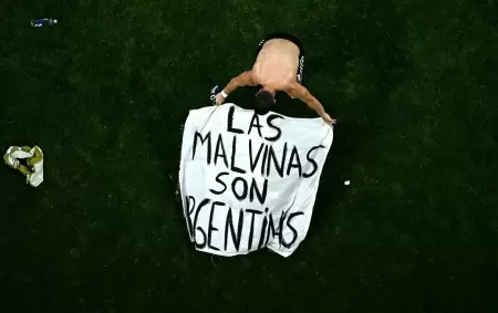 La bandera de "Las Malvinas son Argentinas" en manos de Giovanni Lo Celso.