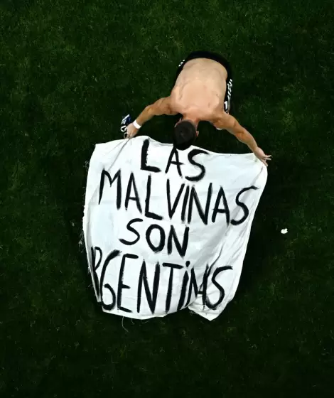 La bandera de "Las Malvinas son Argentinas" en manos de Giovanni Lo Celso.