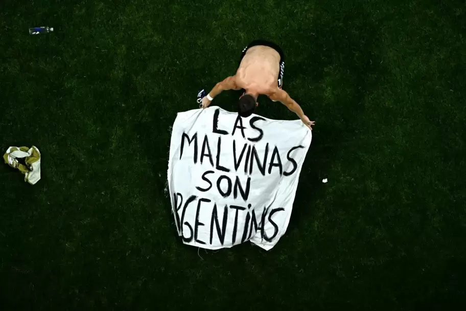 La bandera de "Las Malvinas son Argentinas" en manos de Giovanni Lo Celso.