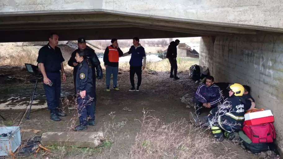 Los rescatistas salvaron a cinco heridos tras la caída del micro del puente en la Ruta Nacional 7.