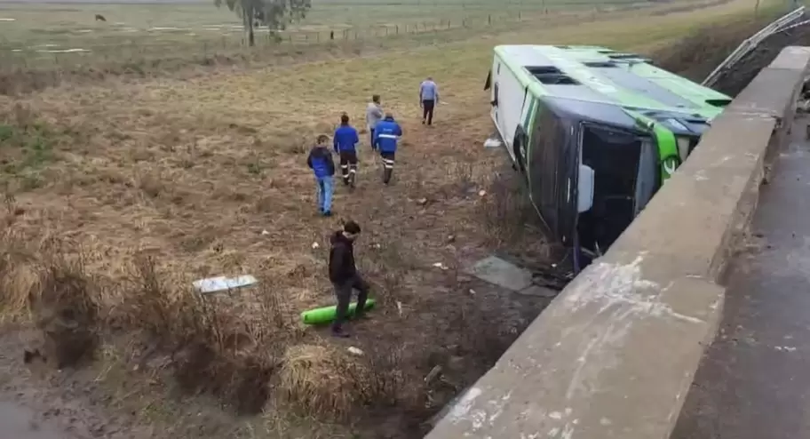 Así quedó el micro que cayó del puente en la Ruta Nacional 7 a la altura de Carmen de Areco.